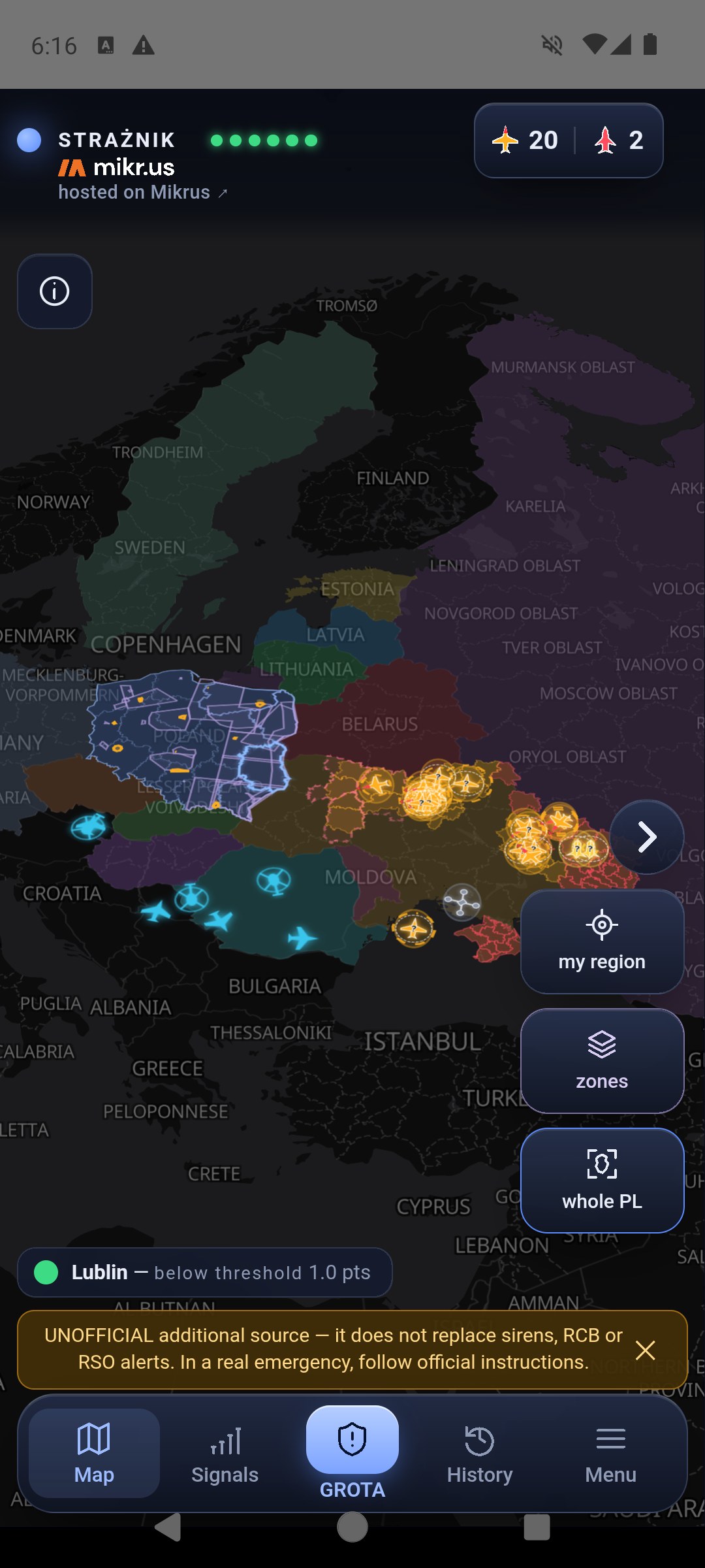 Strażnik 1.7.95 start screen in English: map of Poland and Ukraine, six green source indicators, a counter of 20 drones and 2 missiles in the top-right corner, objects over Ukraine, the (i) sign in the top-left corner of the map, the my region, zones and whole PL tiles, the Lublin below threshold 1.0 pts banner, the warning bar and the floating bottom bar Map, Signals, GROTA, History, Menu