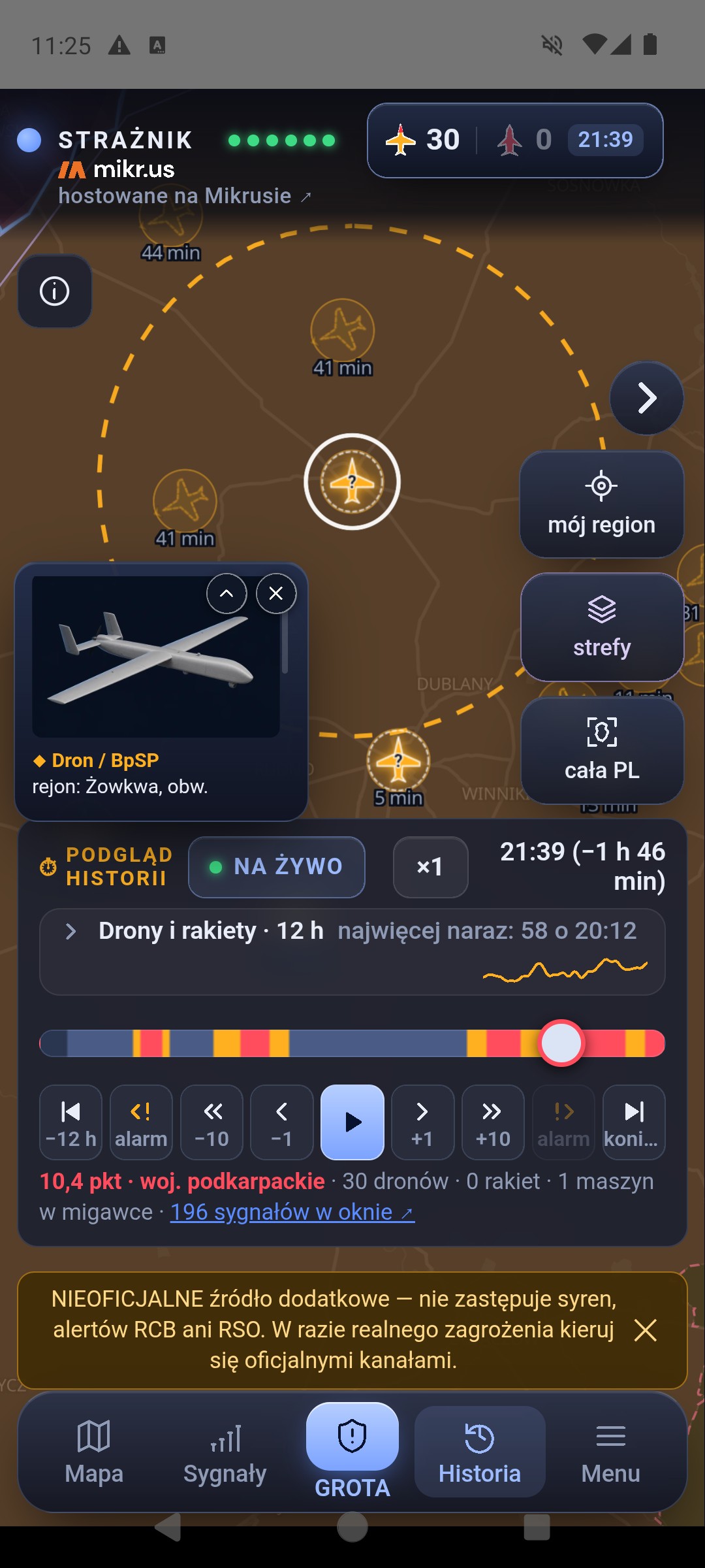 Podgląd historii 19 października, 21:39: wybrany dron BpSP z pozycją potwierdzoną koło Żółkwi, 36 km od granicy, w białym pierścieniu i z okręgiem niepewności; wokół drony z pozycją niepewną — przygaszone ikony z przerywanym konturem i znakiem zapytania, bez okręgów; mini karta w lewym dolnym rogu